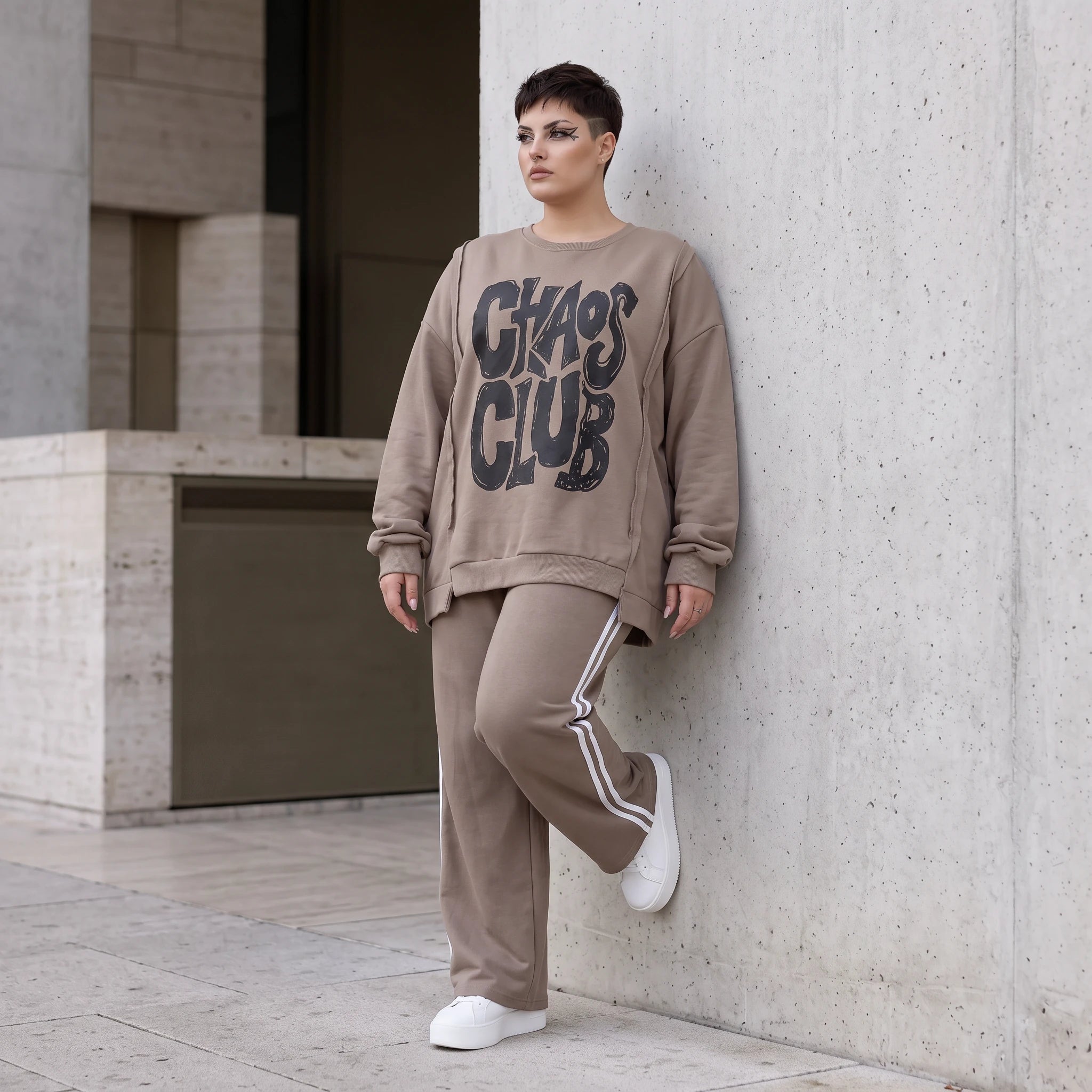 Streetwearshirt mit Chaos Club Print aus French Terry kastig mit Außennähten wärmend