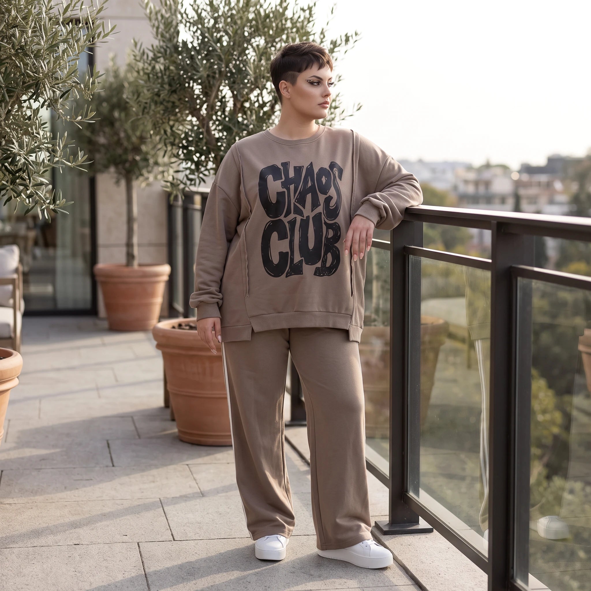 Streetwearshirt mit Chaos Club Print aus French Terry kastig mit Außennähten wärmend
