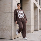 Braunes Sweatshirt mit Chaos Club Print aus French Terry und sichtbaren Außennähten