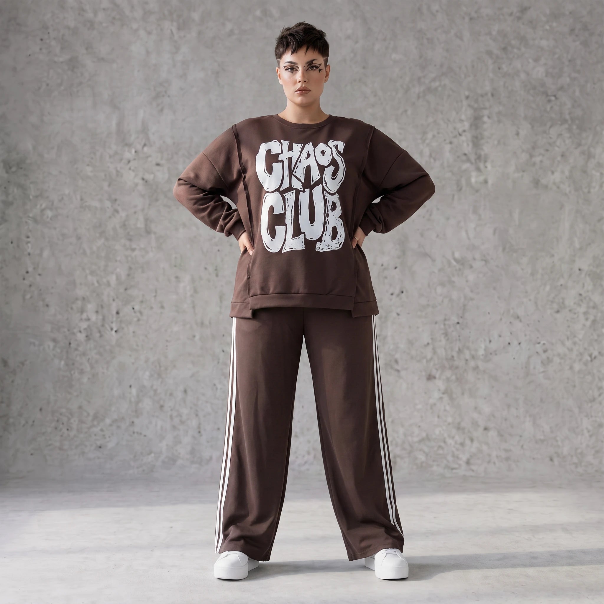 Braunes Sweatshirt mit Chaos Club Print aus French Terry und sichtbaren Außennähten