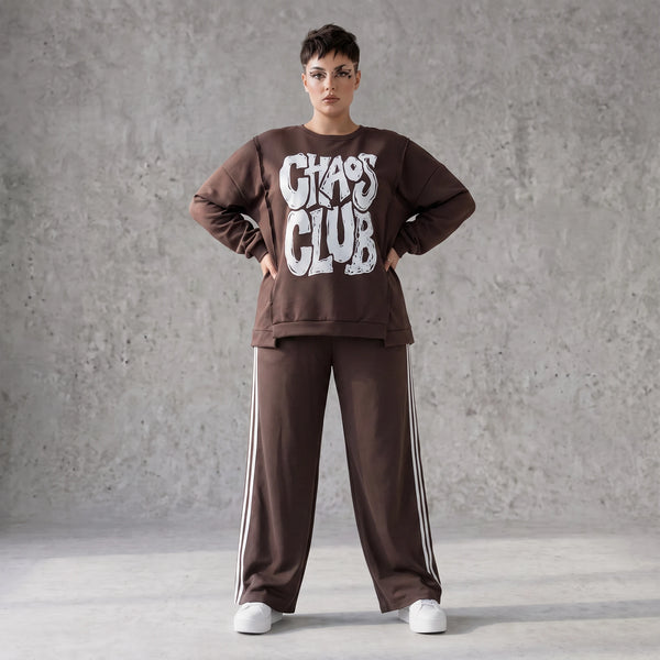 Braunes Sweatshirt mit Chaos Club Print aus French Terry und sichtbaren Außennähten