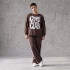 Braunes Sweatshirt mit Chaos Club Print aus French Terry und sichtbaren Außennähten