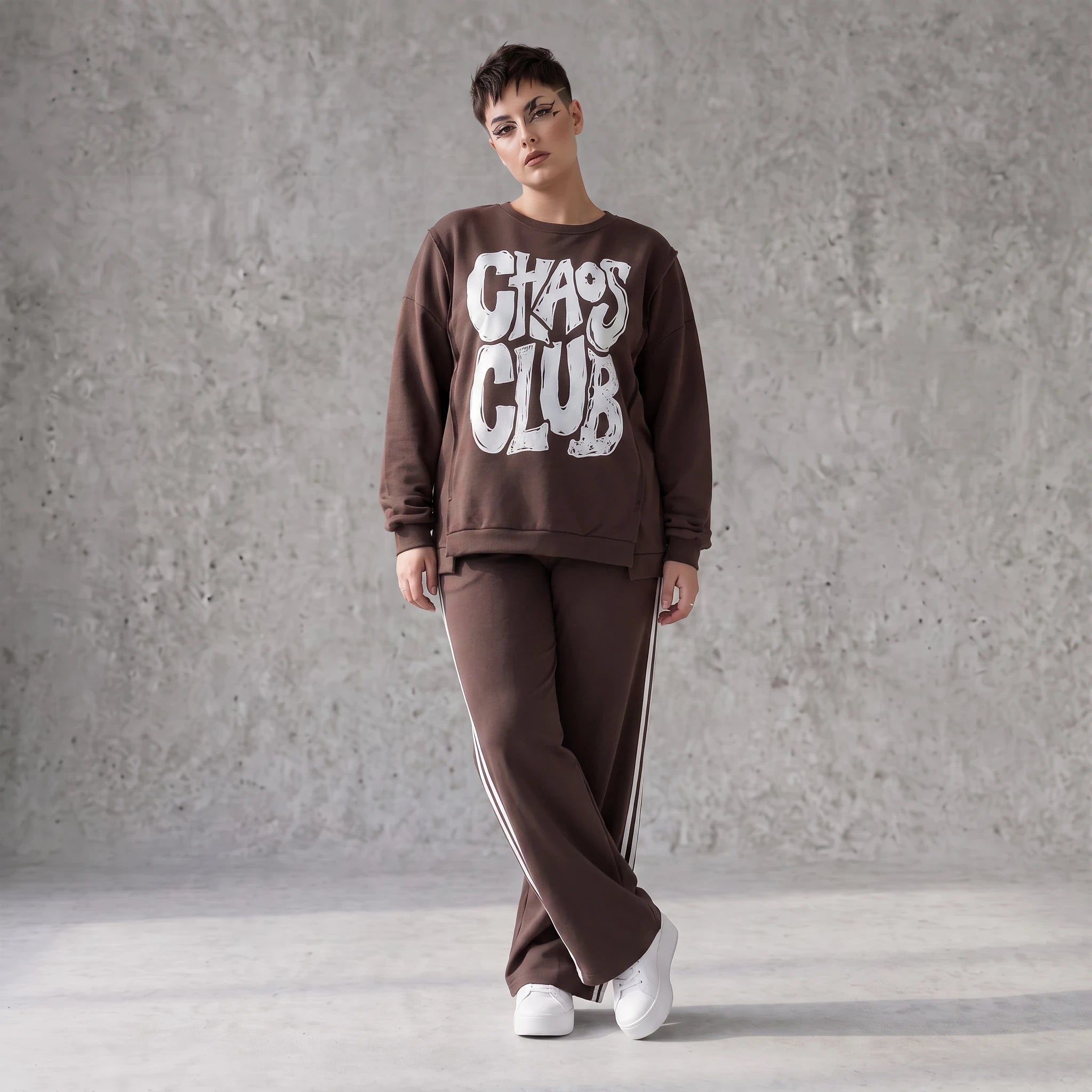 Braunes Sweatshirt mit Chaos Club Print aus French Terry und sichtbaren Außennähten