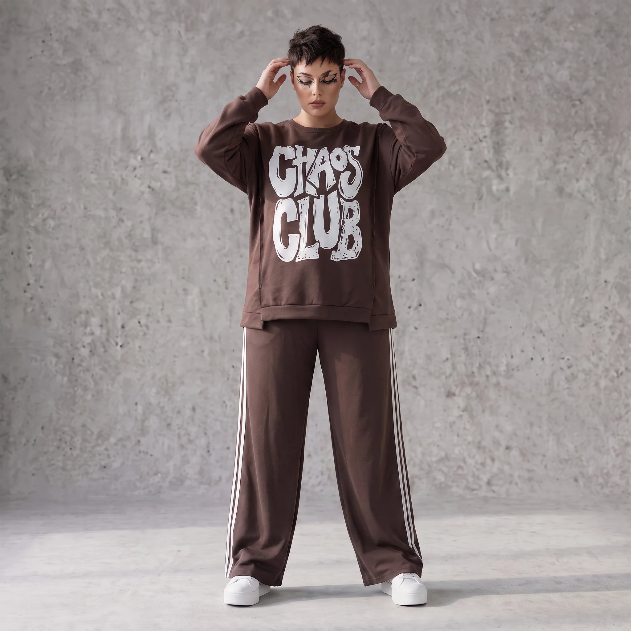 Braunes Sweatshirt mit Chaos Club Print aus French Terry und sichtbaren Außennähten