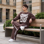 Braunes Sweatshirt mit Chaos Club Print aus French Terry und sichtbaren Außennähten