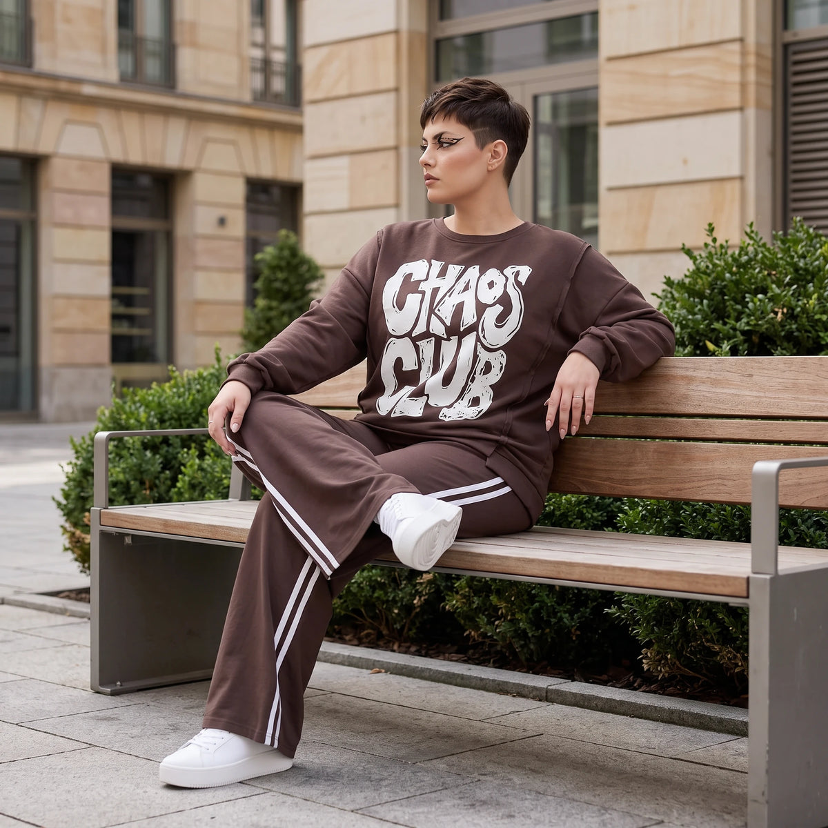 Braunes Sweatshirt mit Chaos Club Print aus French Terry und sichtbaren Außennähten