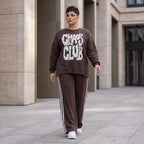 Braunes Sweatshirt mit Chaos Club Print aus French Terry und sichtbaren Außennähten