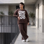 Braunes Sweatshirt mit Chaos Club Print aus French Terry und sichtbaren Außennähten