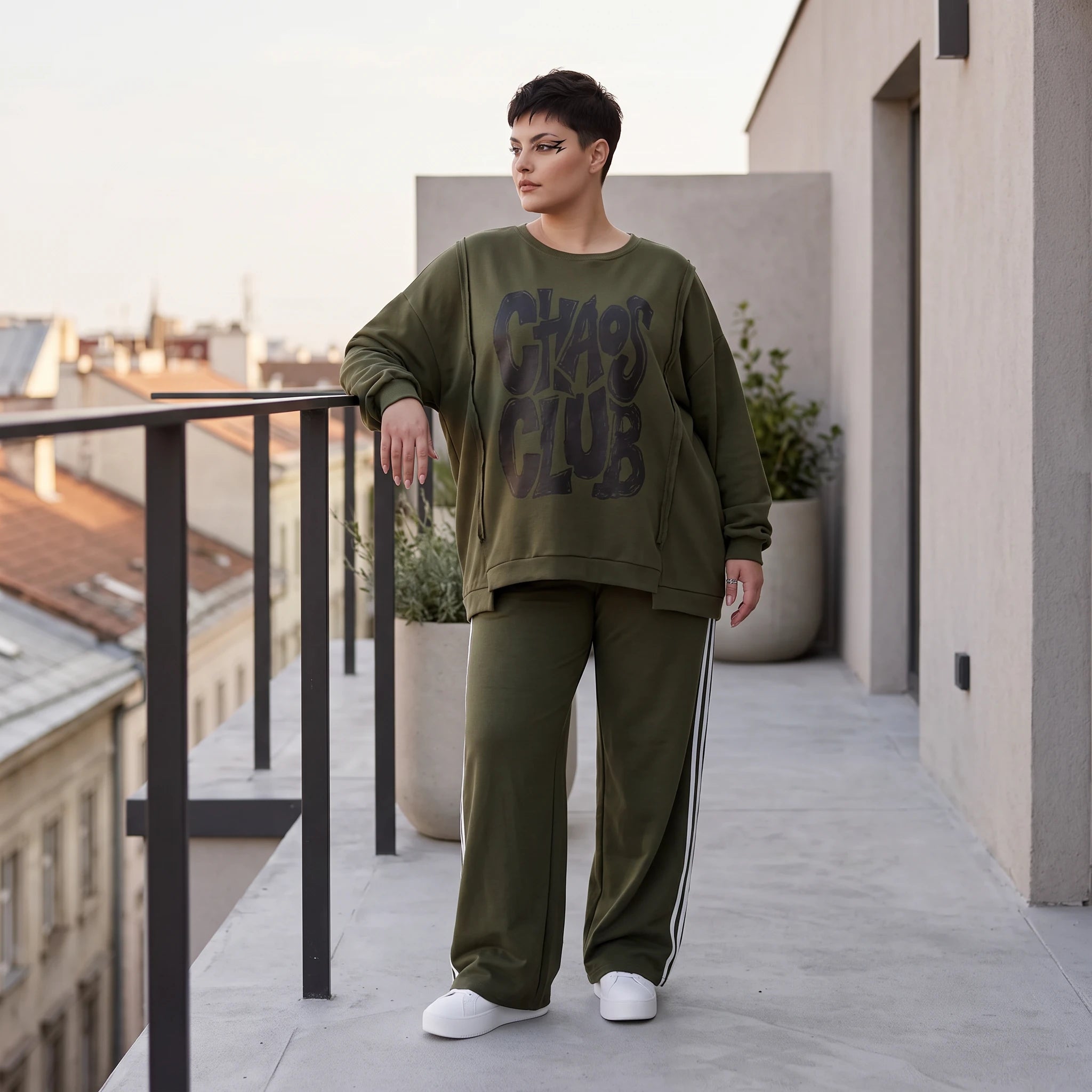 Langarmshirt kastig aus weichem French Terry mit Chaos Club Print und sichtbaren Nähten