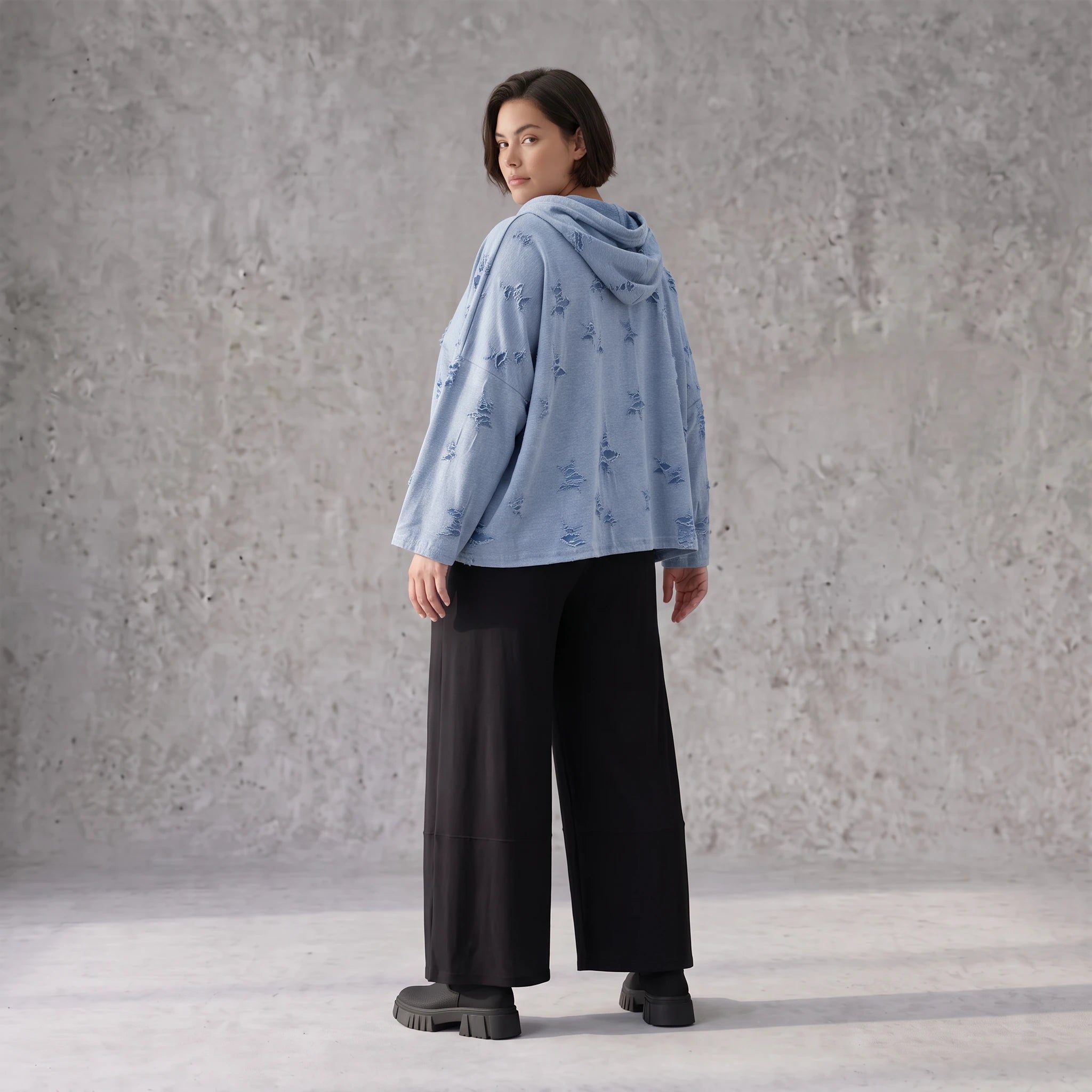 Jeansblauer Hoodie aus weichem Jersey mit Elasthan in Destroyedoptik mit lockerer Kapuze