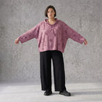 Weinroter Jersey Hoody in Destroyedoptik locker geschnitten mit Kapuze und weichem Fall