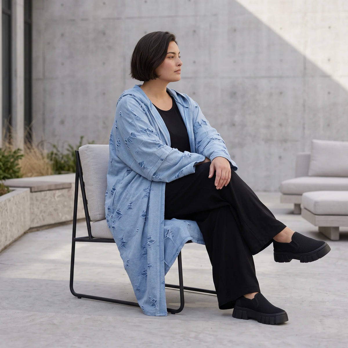 Jeansblauer Kapuzencardigan aus Baumwolljersey mit Elasthan mit lockerem geradem Schnitt