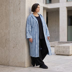 Jeansblauer Kapuzencardigan aus Baumwolljersey mit Elasthan mit lockerem geradem Schnitt