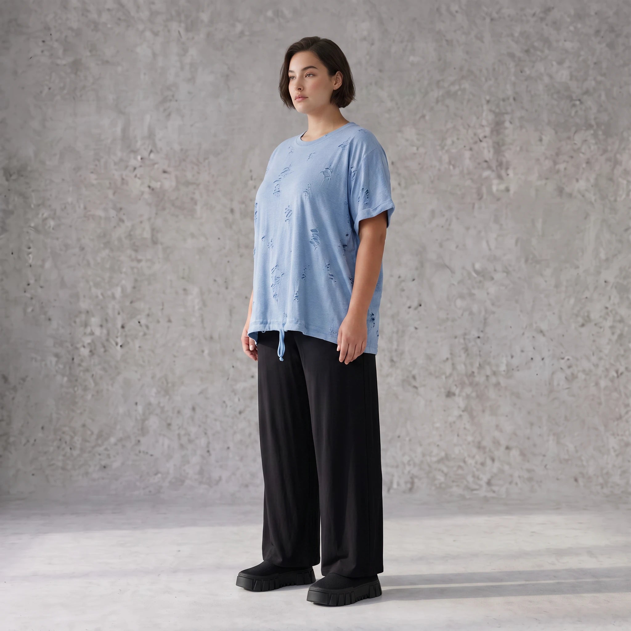 Jeansblaues Jerseyshirt in Destroyed Optik aus Baumwolle mit Elasthan im geraden Schnitt