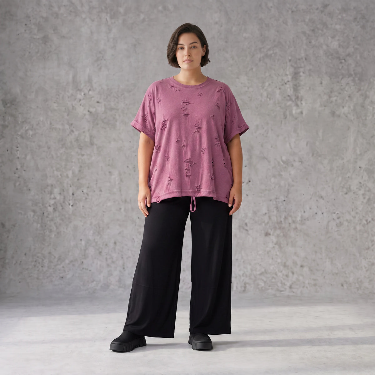 Shirt in Weinrot mit Stern Print im Used Look aus Baumwolljersey mit geradem Schnitt