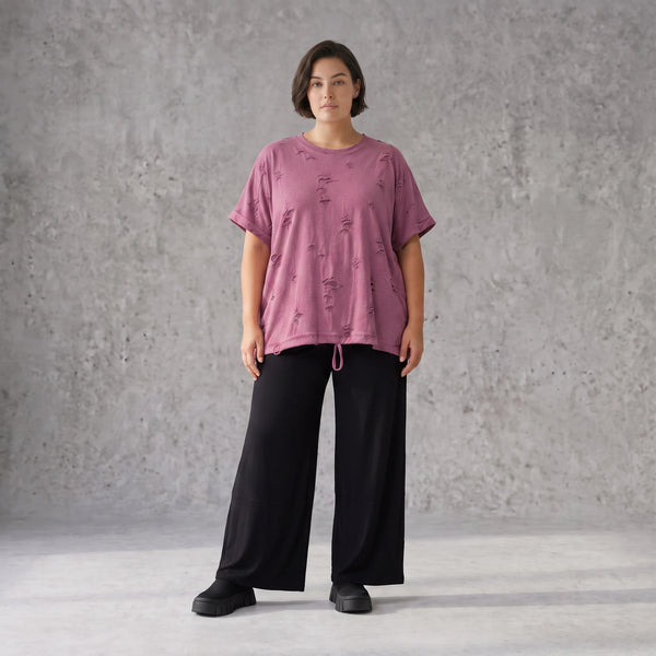 Shirt in Weinrot mit Stern Print im Used Look aus Baumwolljersey mit geradem Schnitt