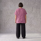 Shirt in Weinrot mit Stern Print im Used Look aus Baumwolljersey mit geradem Schnitt