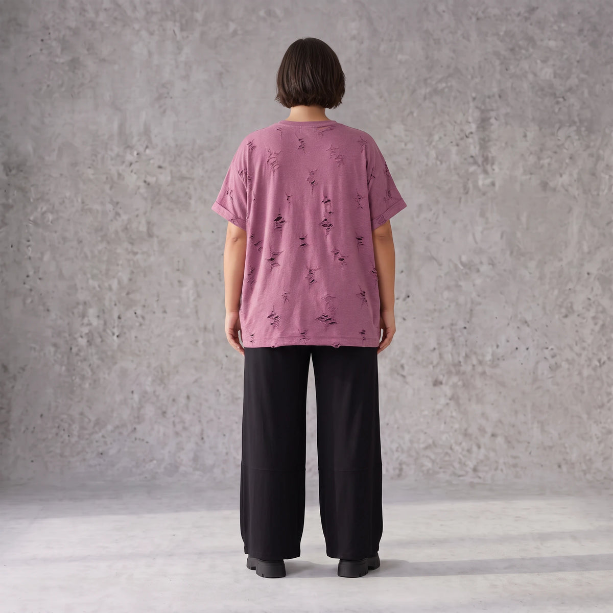 Shirt in Weinrot mit Stern Print im Used Look aus Baumwolljersey mit geradem Schnitt