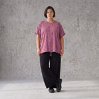 Shirt in Weinrot mit Stern Print im Used Look aus Baumwolljersey mit geradem Schnitt