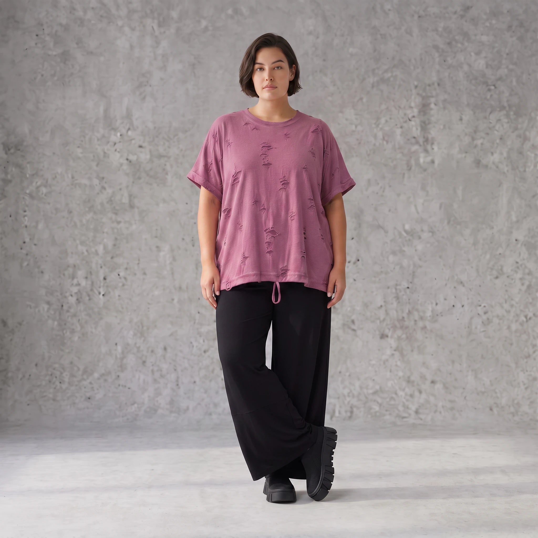Shirt in Weinrot mit Stern Print im Used Look aus Baumwolljersey mit geradem Schnitt