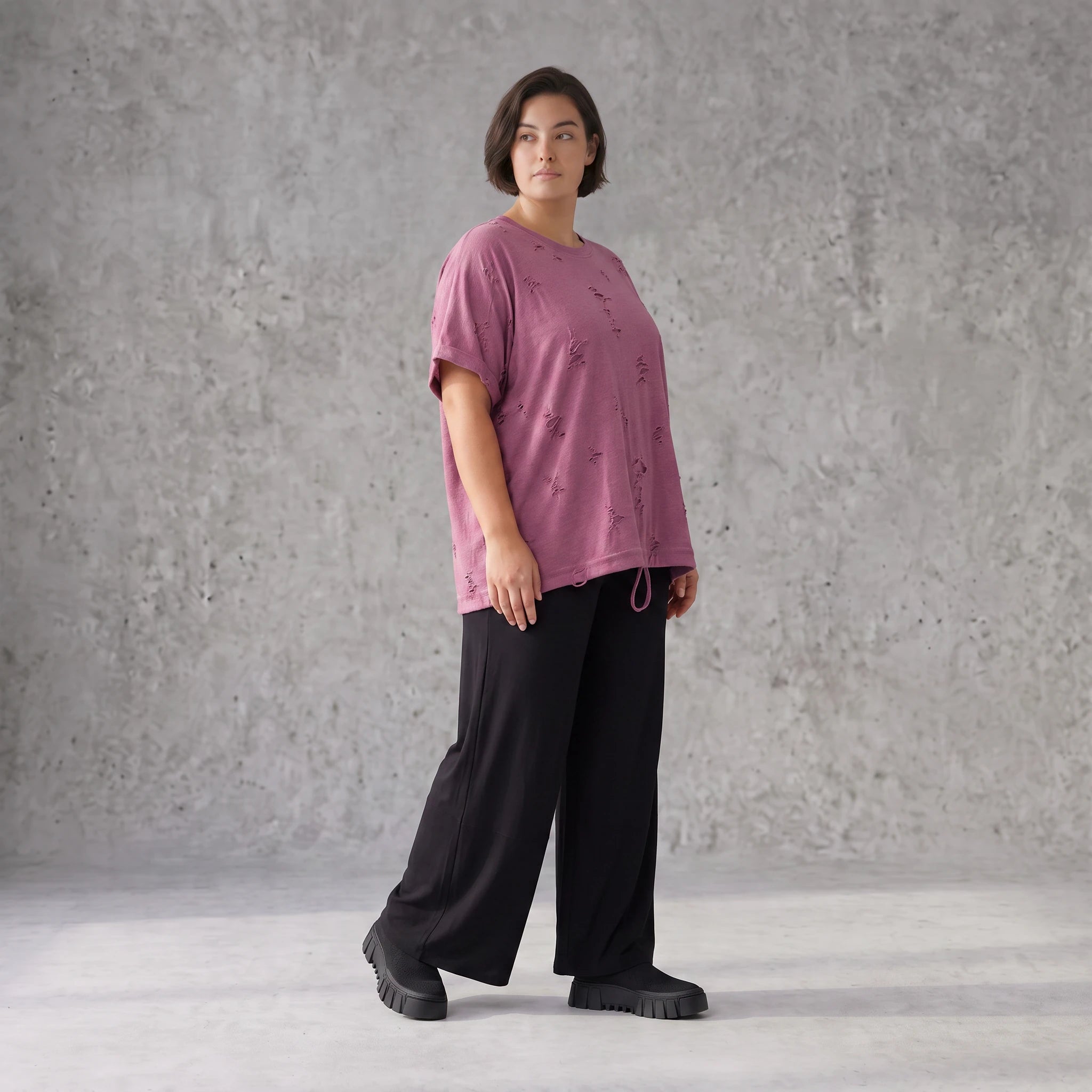 Shirt in Weinrot mit Stern Print im Used Look aus Baumwolljersey mit geradem Schnitt