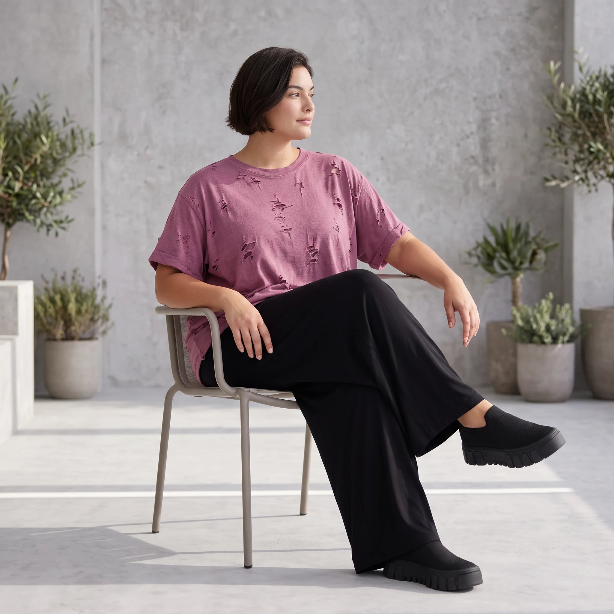 Shirt in Weinrot mit Stern Print im Used Look aus Baumwolljersey mit geradem Schnitt