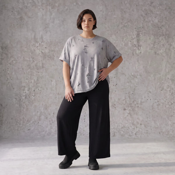 Graues Shirt im Destroyedlook aus weichem Jersey mit Rundhalsausschnitt geradem Schnitt