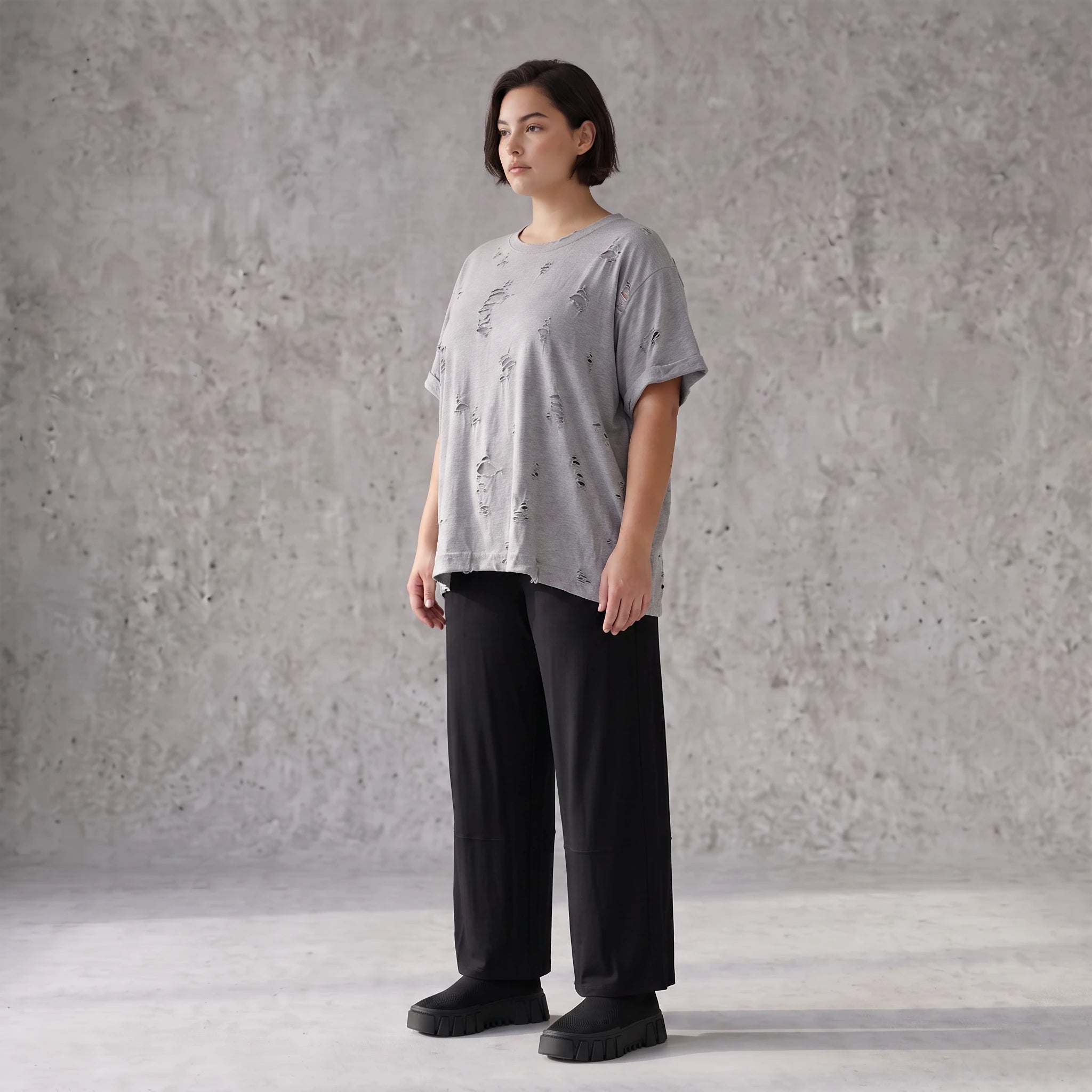 Graues Shirt im Destroyedlook aus weichem Jersey mit Rundhalsausschnitt geradem Schnitt