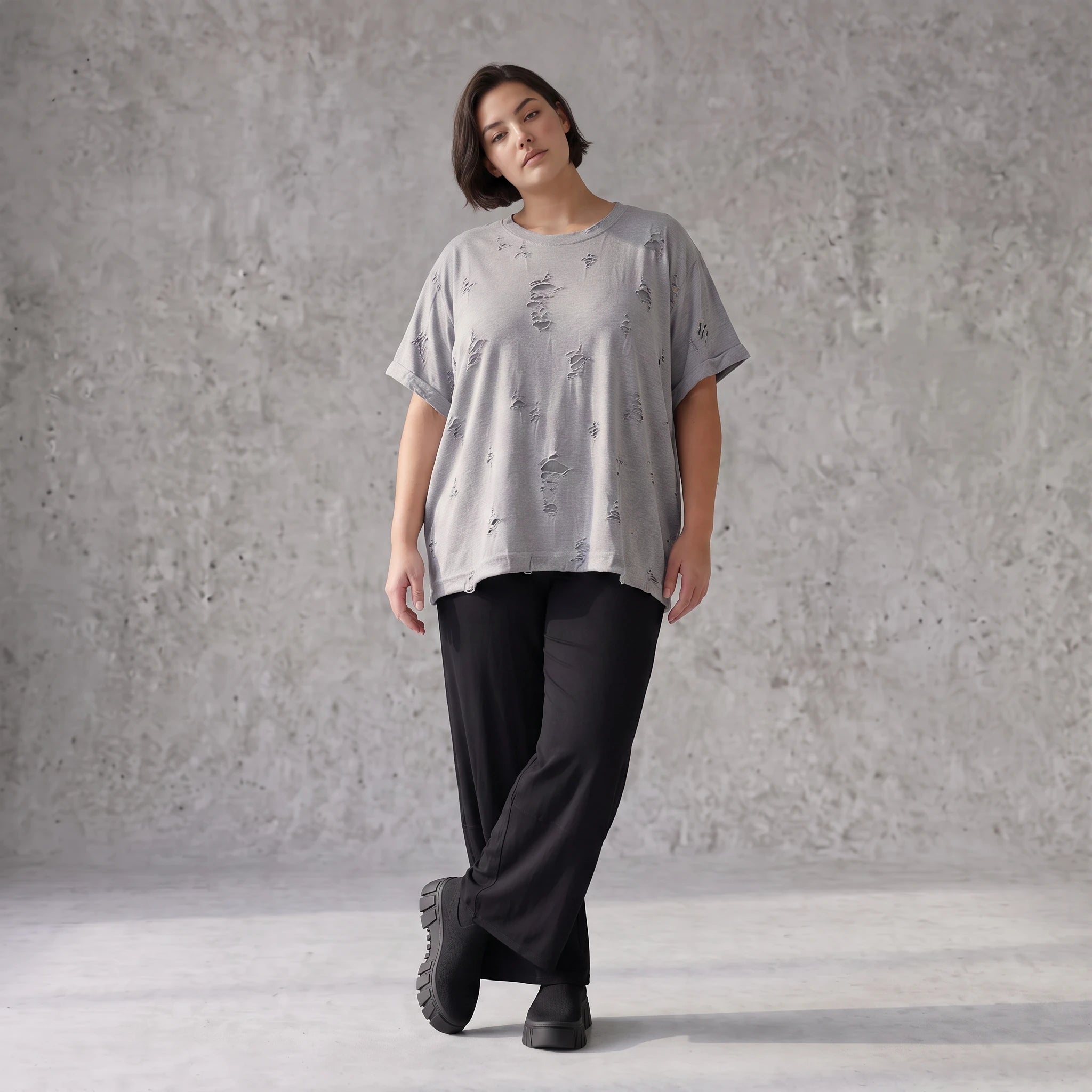 Graues Shirt im Destroyedlook aus weichem Jersey mit Rundhalsausschnitt geradem Schnitt