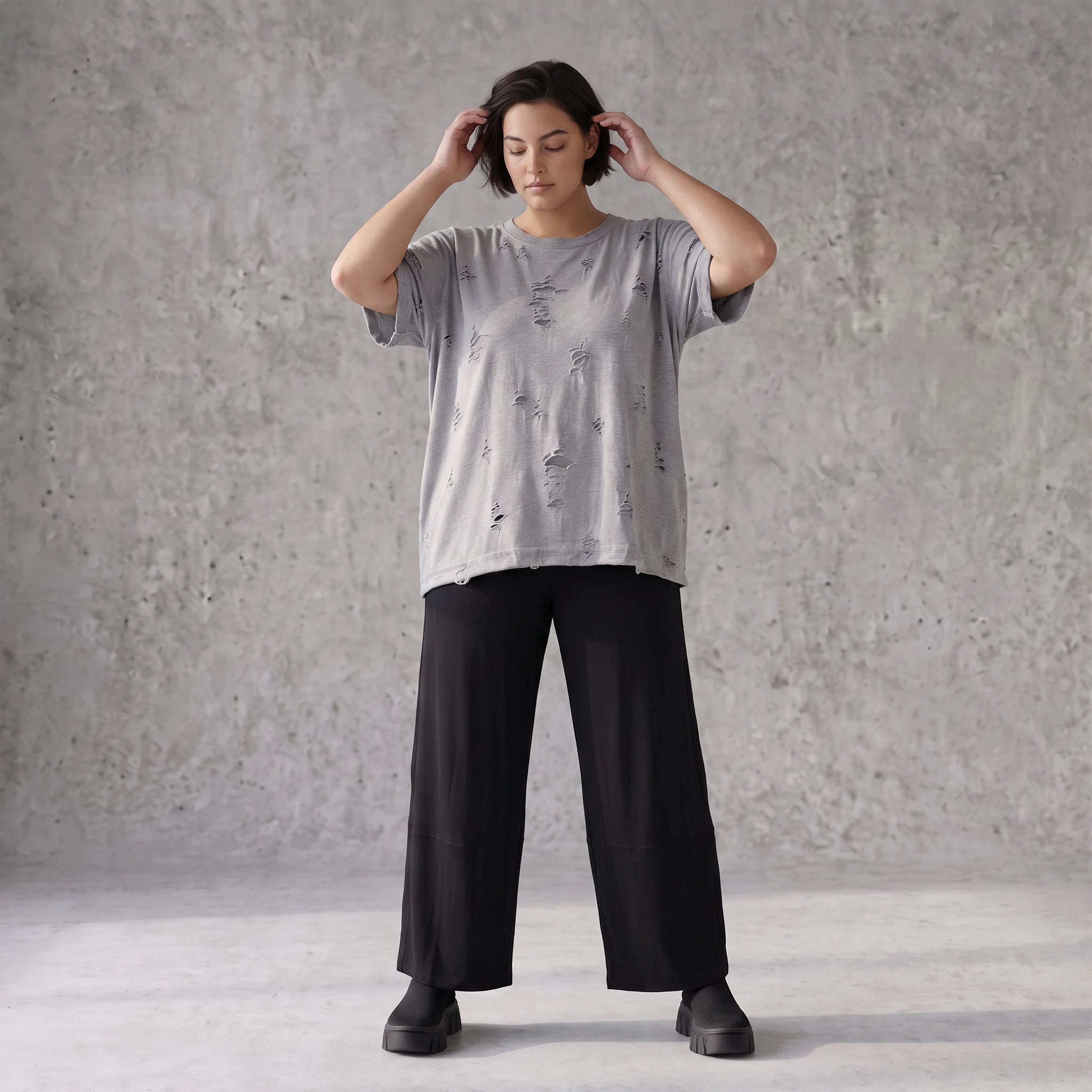 Graues Shirt im Destroyedlook aus weichem Jersey mit Rundhalsausschnitt geradem Schnitt