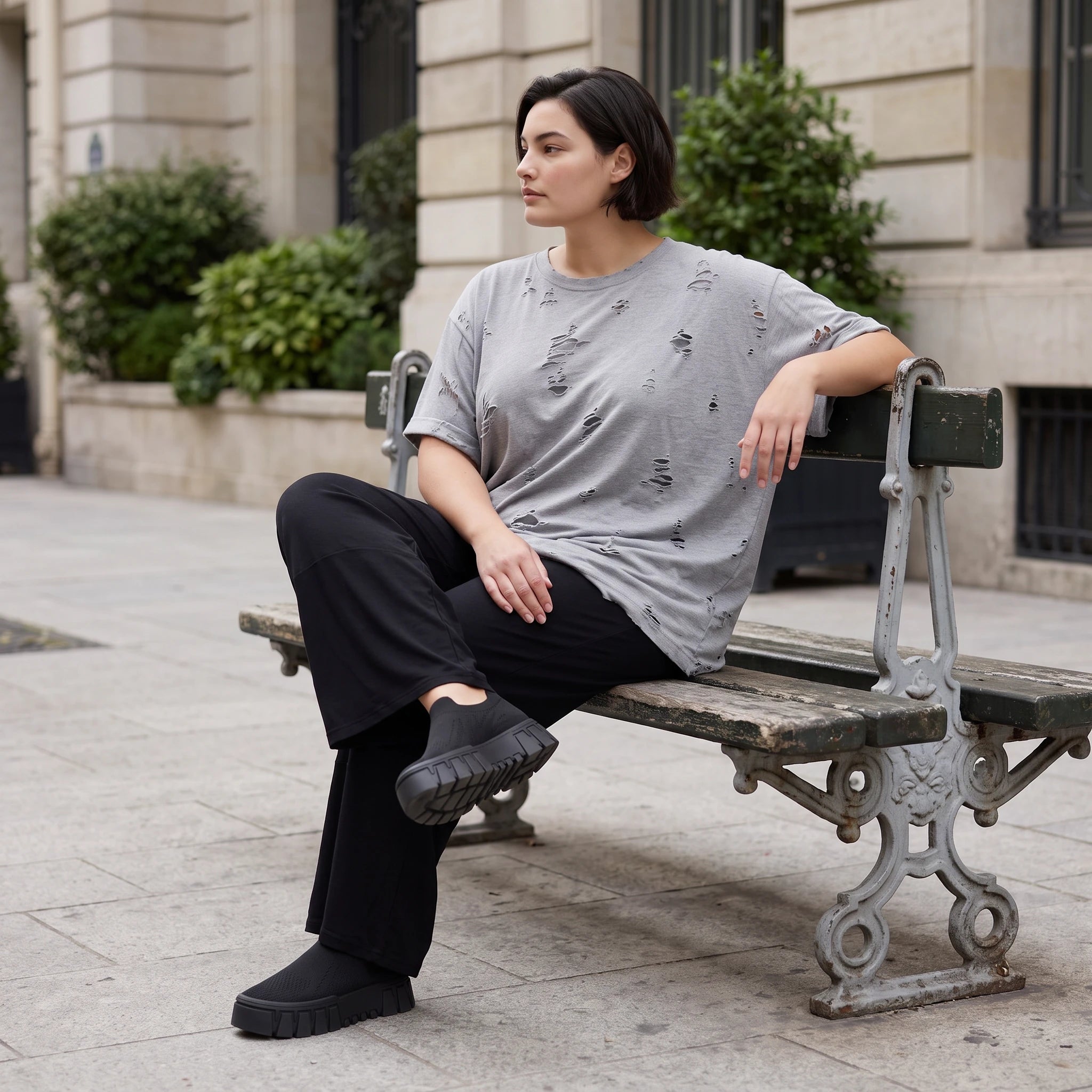 Graues Shirt im Destroyedlook aus weichem Jersey mit Rundhalsausschnitt geradem Schnitt