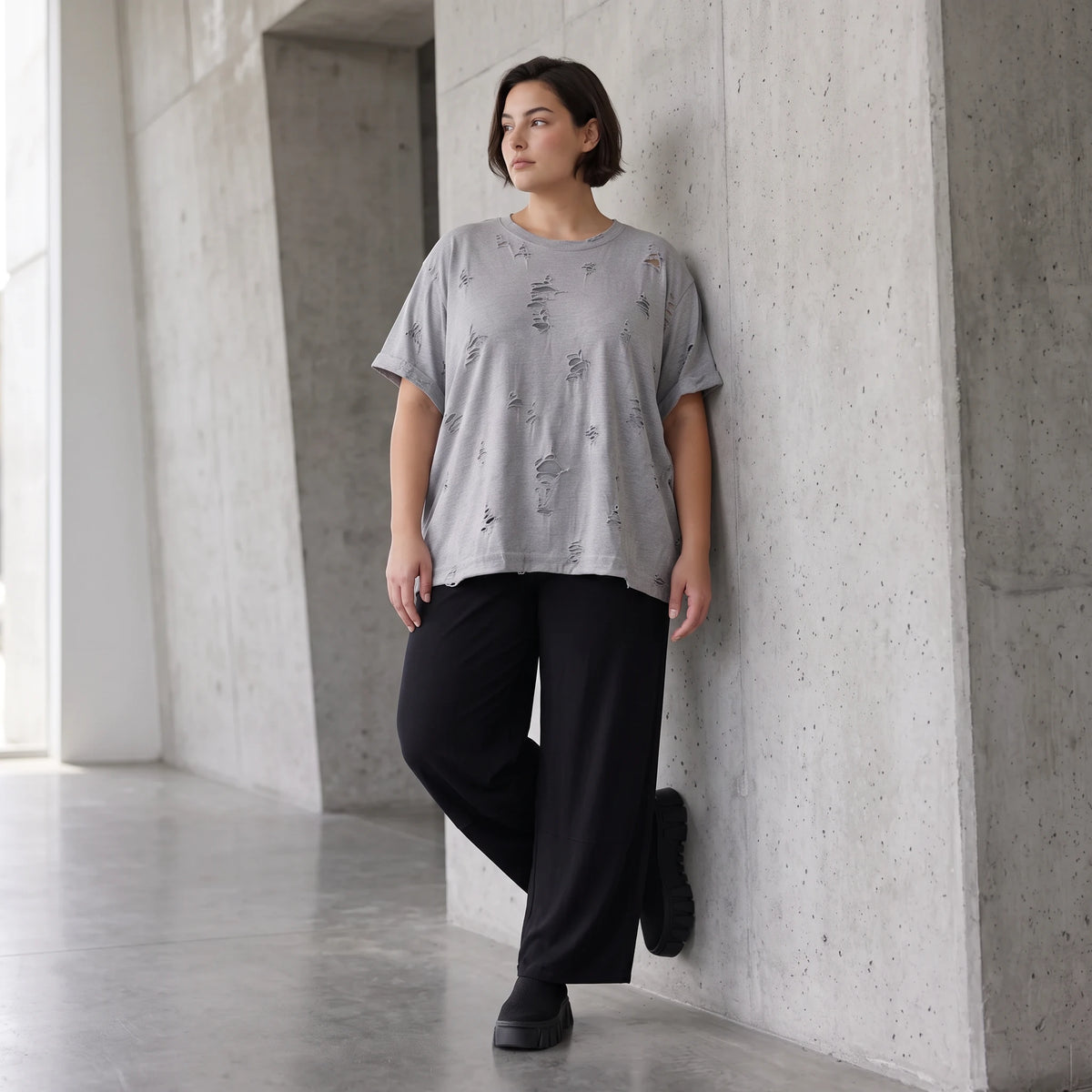 Graues Shirt im Destroyedlook aus weichem Jersey mit Rundhalsausschnitt geradem Schnitt