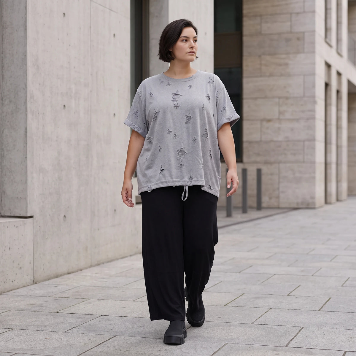 Graues Shirt im Destroyedlook aus weichem Jersey mit Rundhalsausschnitt geradem Schnitt