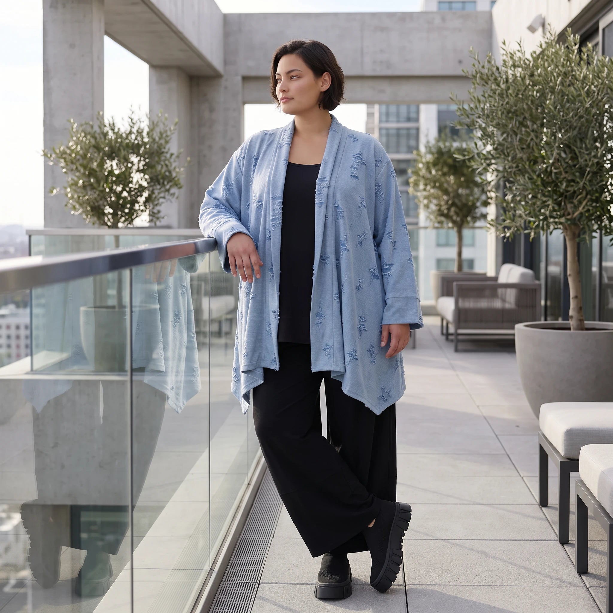 Jeansblauer Jersey Cardigan in A-Linie mit Sternenprint im Destroyed-Look offen locker
