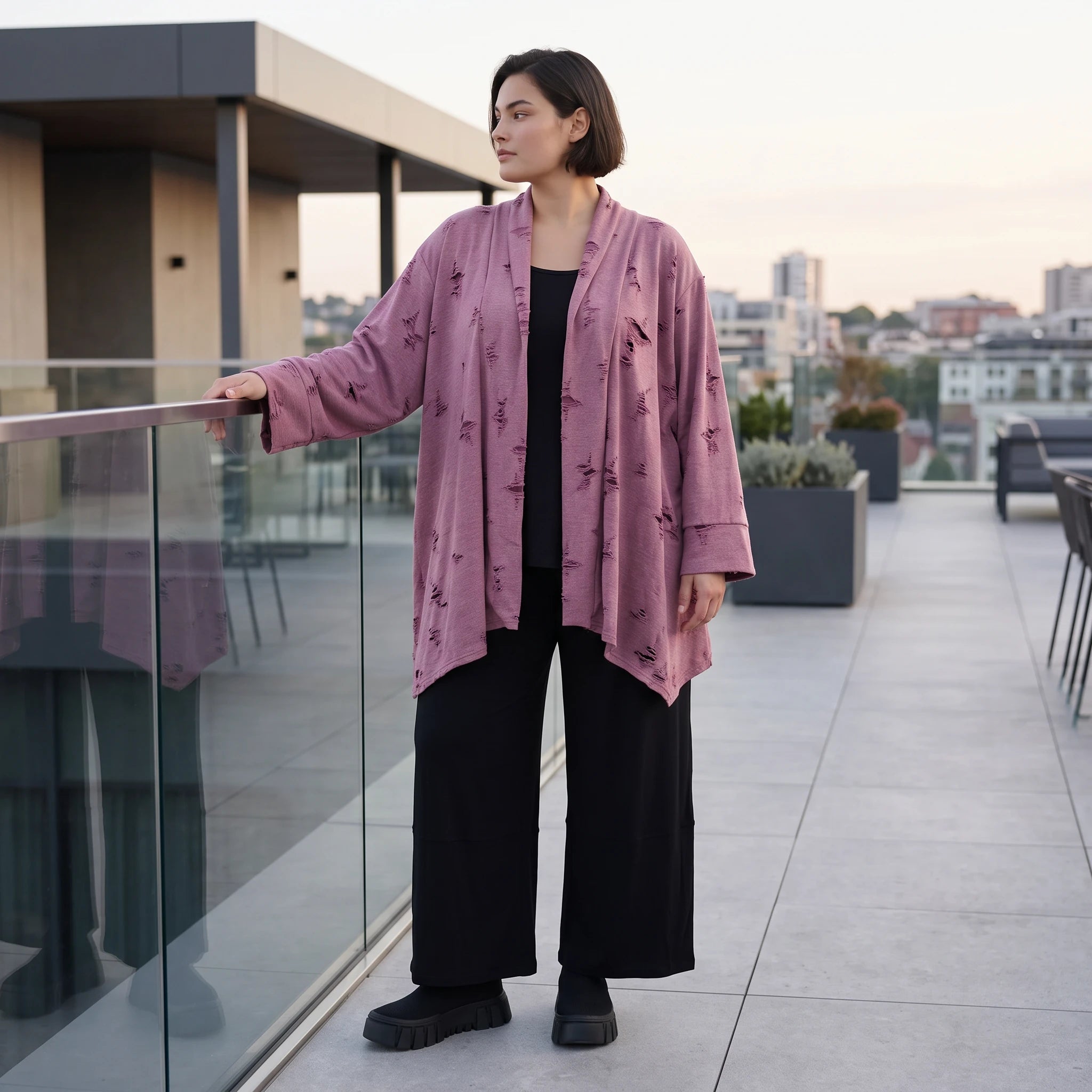 Weinroter Cardigan in A-Linie mit U-Ausschnitt Sternenmotiv im Destroyedlook Taschen