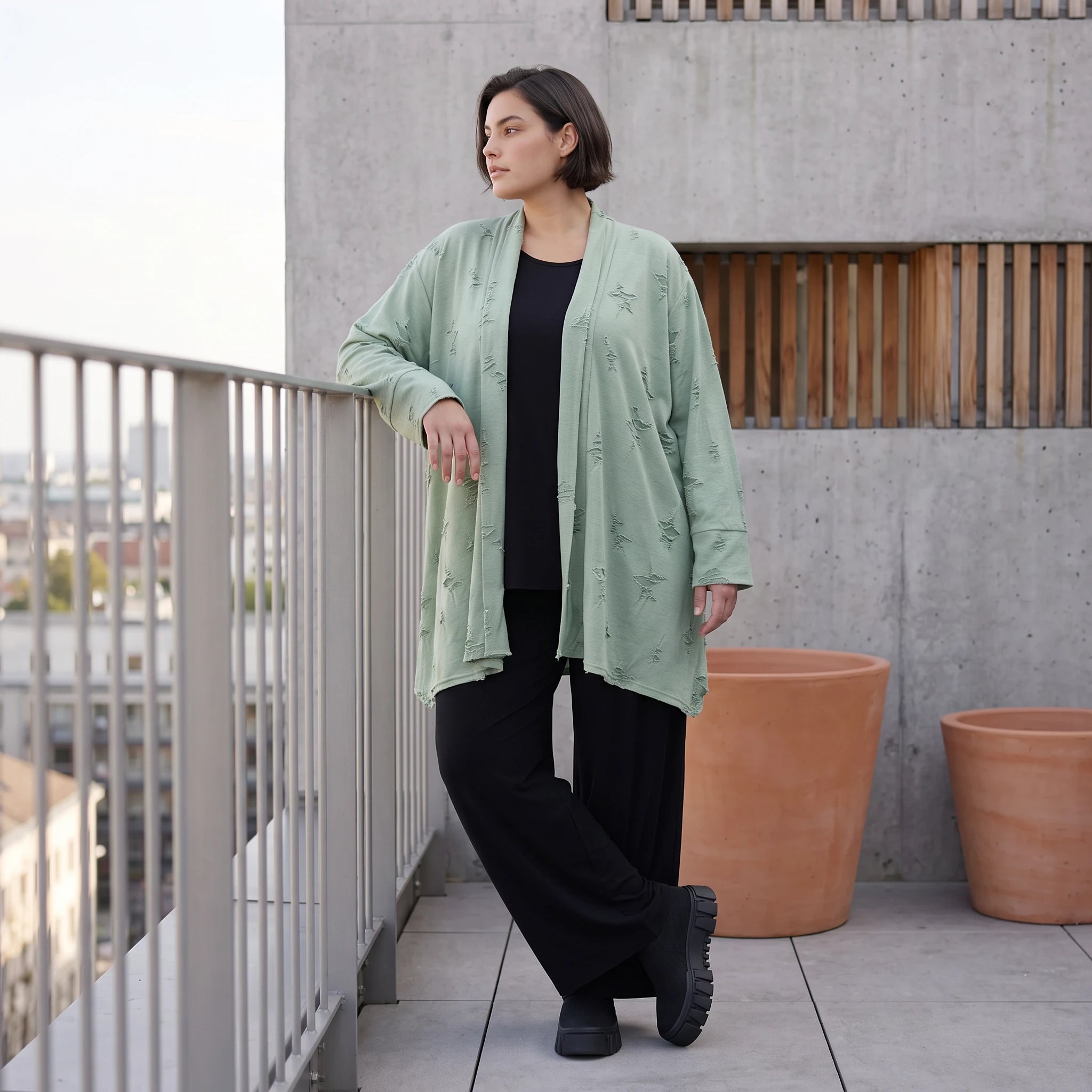 Pistaziengrüner Jerseycardigan in A-Linie mit Sternenmotiv aus Baumwolle und Elasthan