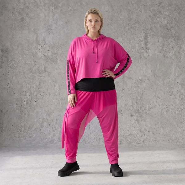Karottenhose in Fuchsia aus Travellerstoff mit Tüllbesatz und dekorativen Schnüren