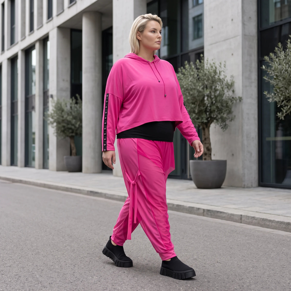 Karottenhose in Fuchsia aus Travellerstoff mit Tüllbesatz und dekorativen Schnüren