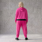 Karottenhose in Fuchsia aus Travellerstoff mit Tüllbesatz und dekorativen Schnüren