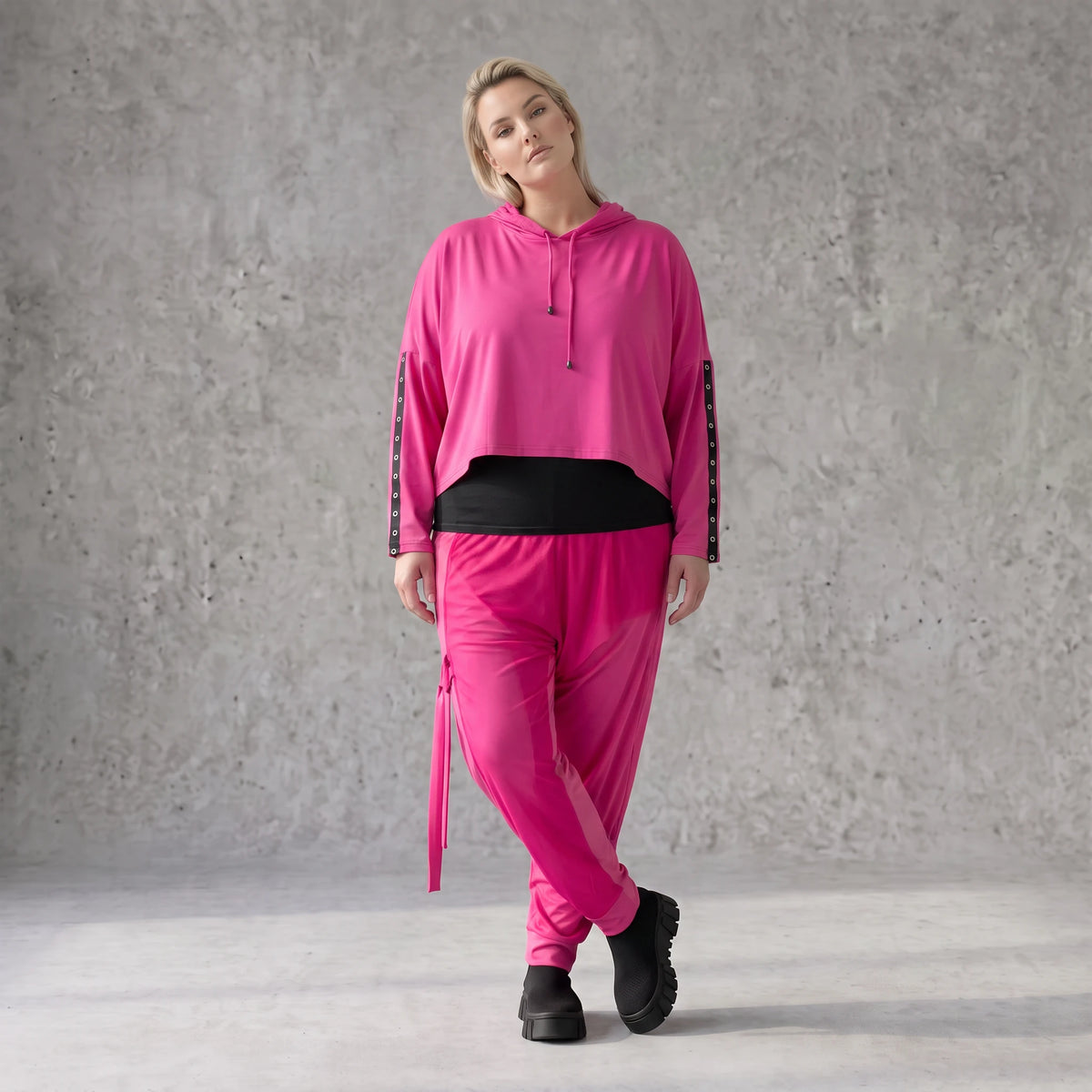 Karottenhose in Fuchsia aus Travellerstoff mit Tüllbesatz und dekorativen Schnüren