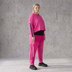 Karottenhose in Fuchsia aus Travellerstoff mit Tüllbesatz und dekorativen Schnüren