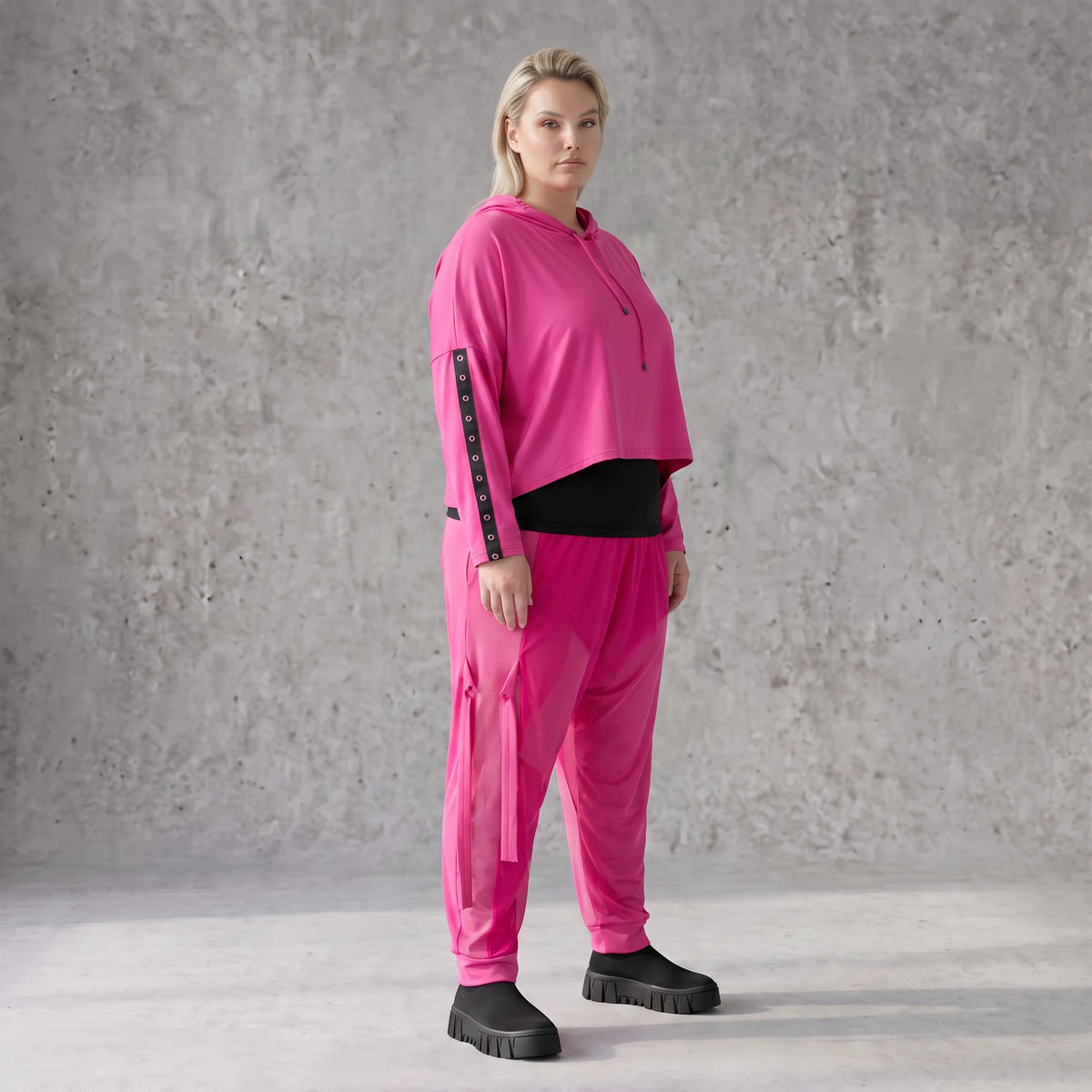 Karottenhose in Fuchsia aus Travellerstoff mit Tüllbesatz und dekorativen Schnüren