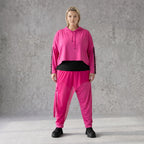 Karottenhose in Fuchsia aus Travellerstoff mit Tüllbesatz und dekorativen Schnüren