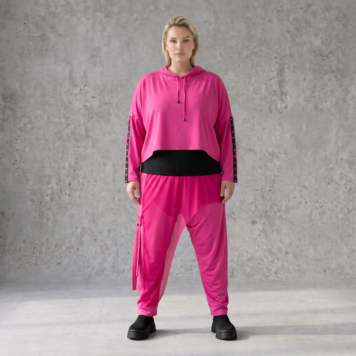 Karottenhose in Fuchsia aus Travellerstoff mit Tüllbesatz und dekorativen Schnüren