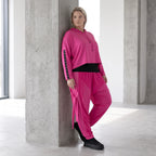 Karottenhose in Fuchsia aus Travellerstoff mit Tüllbesatz und dekorativen Schnüren
