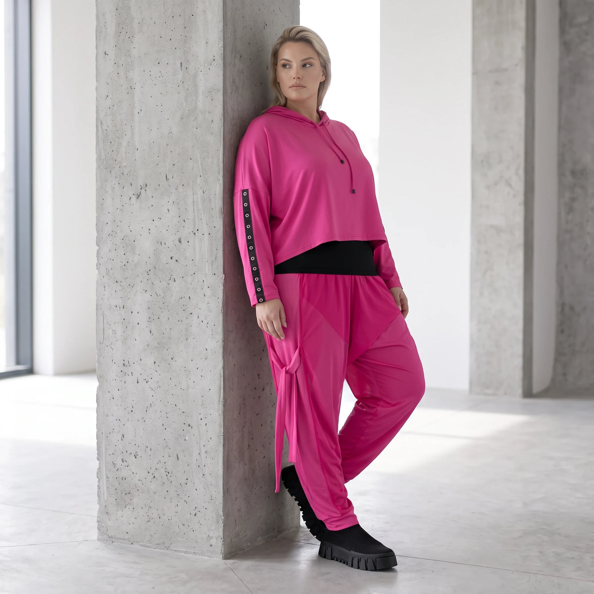 Karottenhose in Fuchsia aus Travellerstoff mit Tüllbesatz und dekorativen Schnüren