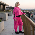 Karottenhose in Fuchsia aus Travellerstoff mit Tüllbesatz und dekorativen Schnüren