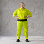 Karottenhose in Limettengrün aus elastischem Travellerstoff mit Tüll und Schnürdetails