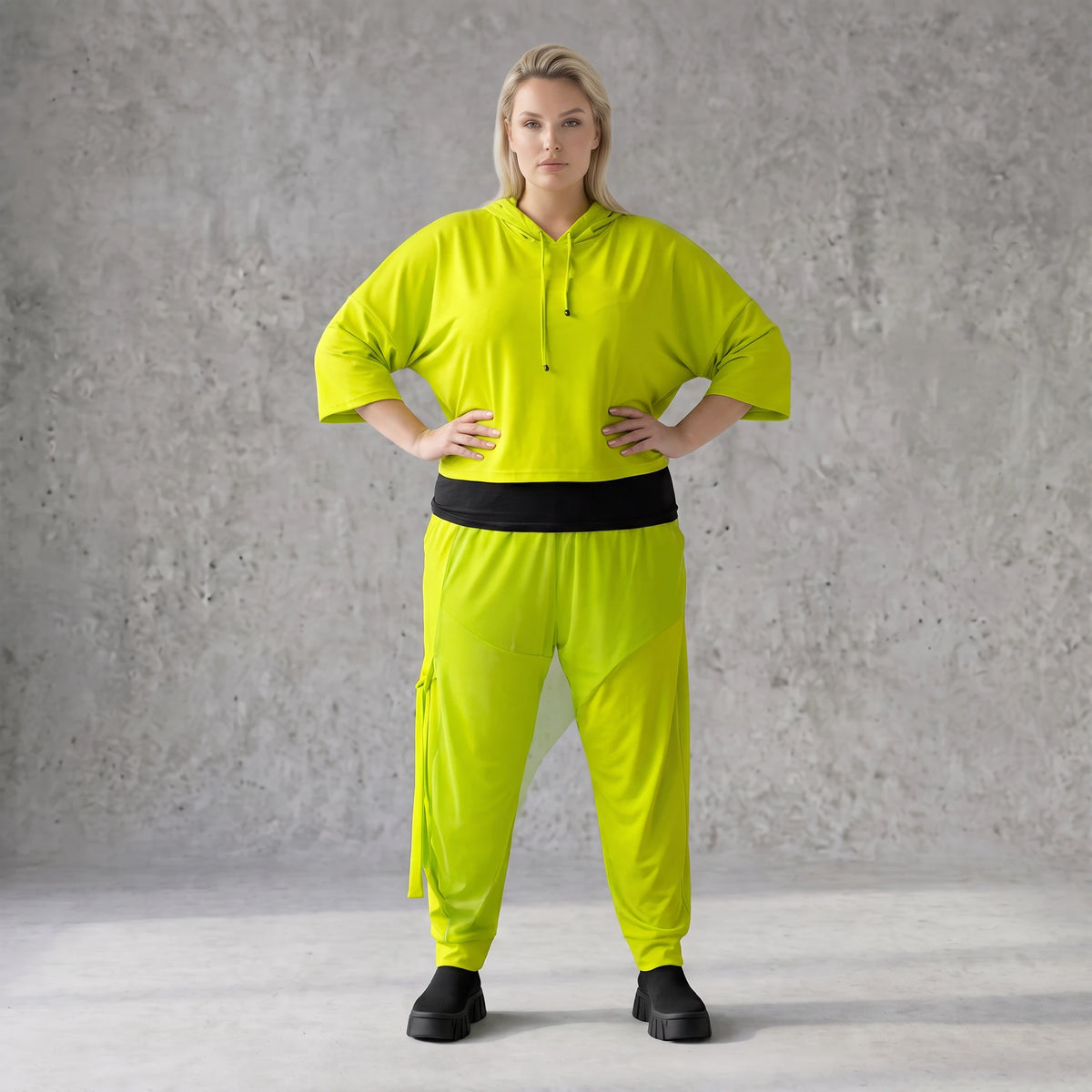 Karottenhose in Limettengrün aus elastischem Travellerstoff mit Tüll und Schnürdetails