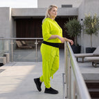 Karottenhose in Limettengrün aus elastischem Travellerstoff mit Tüll und Schnürdetails